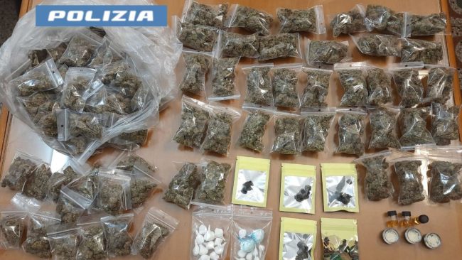Zaino pieno di vari tipi di droga: arrestati due fratelli a Catania