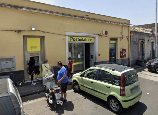 Tentano di far esplodere il Postamat di via Zia Lisa ma la cassaforte finisce all’interno: ladri in fuga e colpo fallito