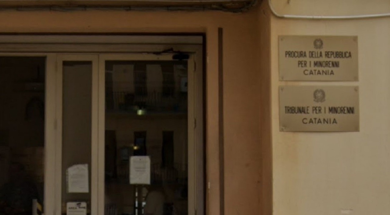 Gruppo di giovani in scooter davanti alla Procura per i Minorenni di Catania: l’avviso ai genitori