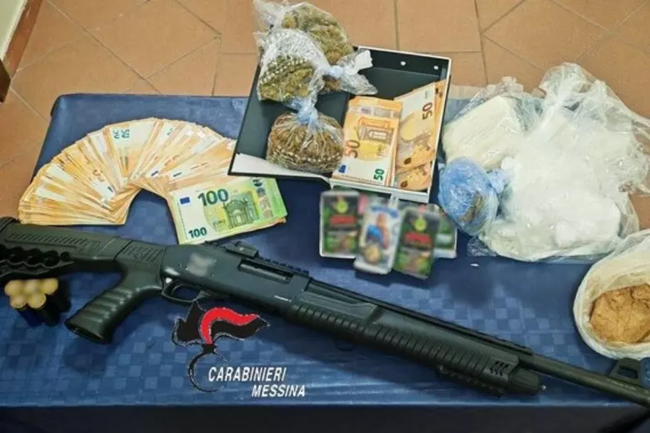 Maxi sequestro a Messina: cocaina, eroina e un fucile a pompa nascosti in casa. Arrestato un 53enne