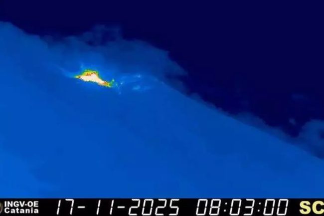Stromboli, nuovo trabocco lavico: colata nella Sciara del Fuoco