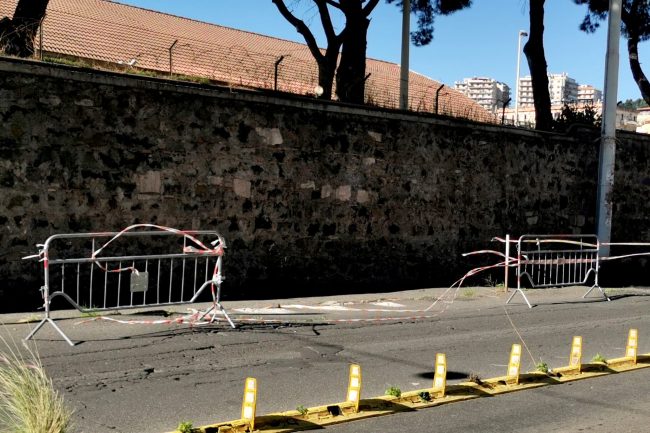 Catania, caos tra via Milo e viale Fleming: manto stradale rotto, passaggi transennati e proteste dei residenti