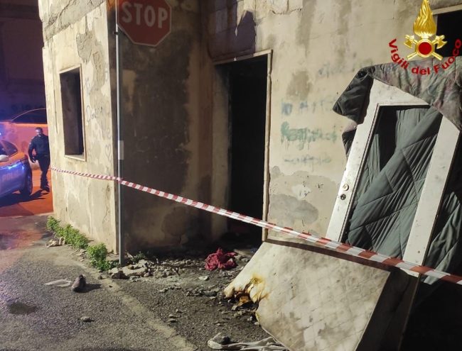 Siracusa, incendio in un casolare abbandonato: Vigili del Fuoco salvano un senza tetto