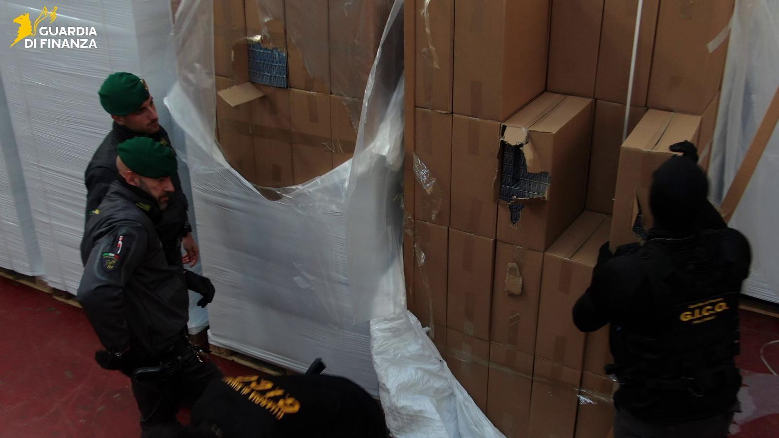 Contrabbando sigarette: sequestrati stabilimento industriale e due centri di stoccaggio a Palermo