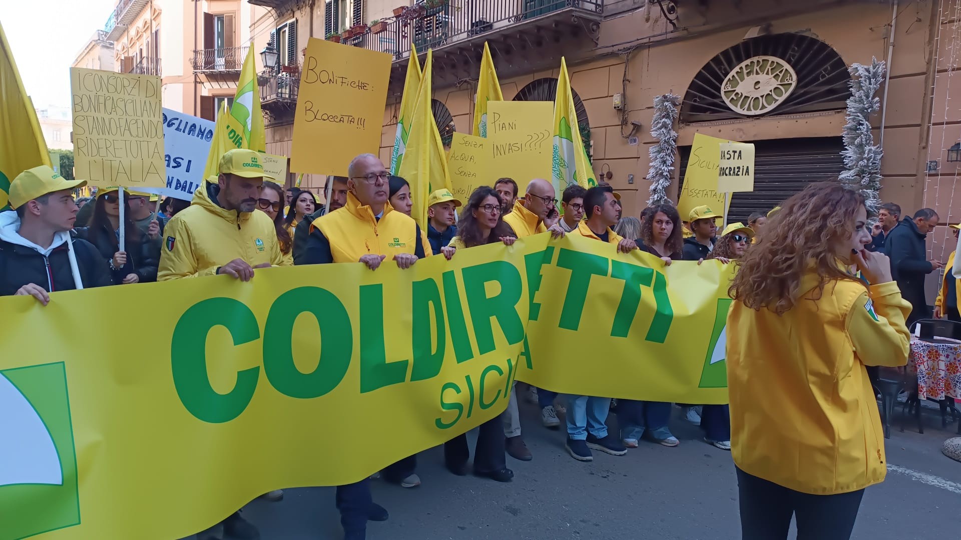 Palermo, corteo degli agricoltori siciliani fino a Palazzo dei Normanni: “Meno burocrazia e nuovi invasi”