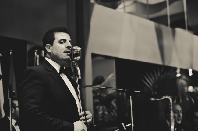 Un grande concerto tributo a Frank Sinatra arriva all’Ambasciatori dalla Chicky Mo Swing Band