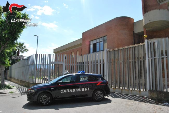 Tre arresti e due denunce a Palermo: droga nascosta anche in un vaso