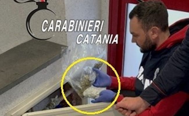 Pedara, tenta di gettare la droga nel water all’arrivo dei Carabinieri: arrestata 54enne