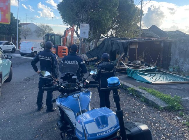 Stop all’abusivismo in via Nizzeti: rimosse strutture illegali e restituiti gli spazi ai cittadini