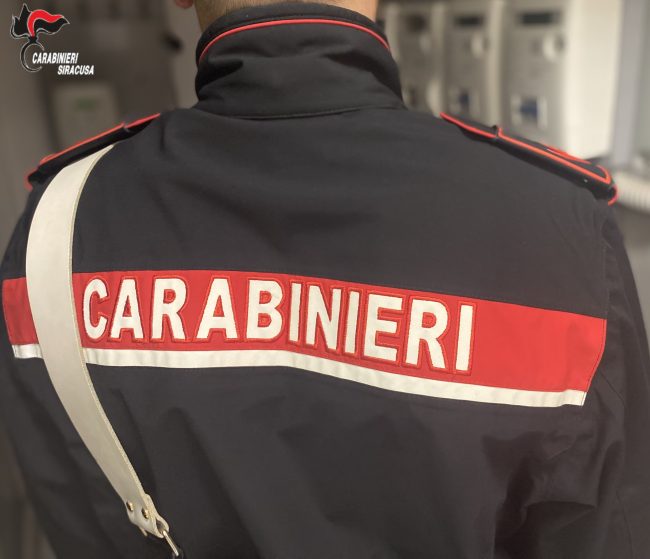 Rapina a Ortigia, colpita e derubata una donna: denunciati tre uomini