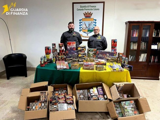 Sequestrati 200 chili di fuochi d’artificio illegali nel Catanese – VIDEO