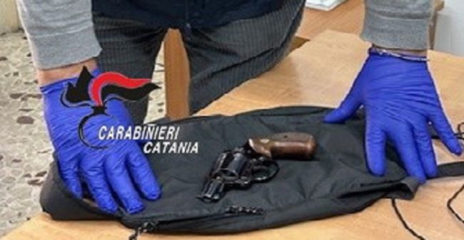 Girava con una pistola rubata in una busta: arrestato 61enne catanese