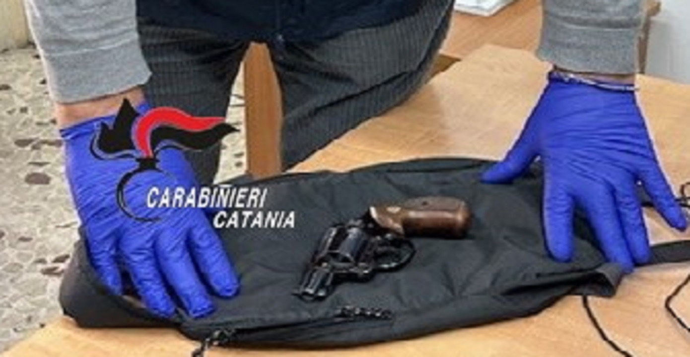 Girava con una pistola rubata in una busta: arrestato 61enne catanese Girava con una pistola rubata in una busta: arrestato 61enne catanese