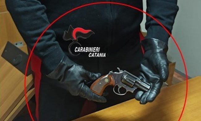 Minaccia i vicini di casa con una pistola: arrestato 74enne catanese