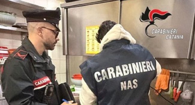 Scarsa igiene e irregolarità: così un bar nel Catanese andava avanti