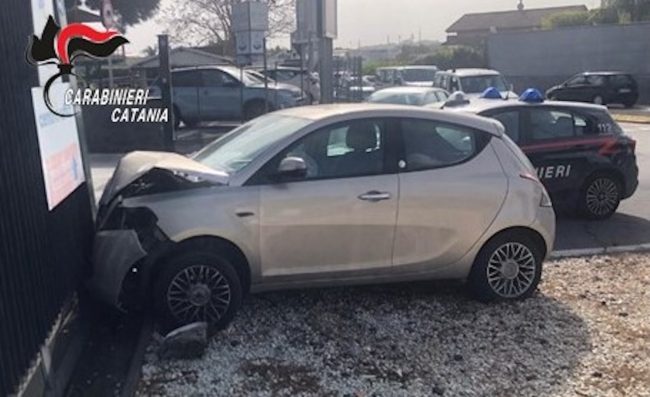 San Giovanni La Punta, non si ferma all’alt e finisce contro un parco commerciale