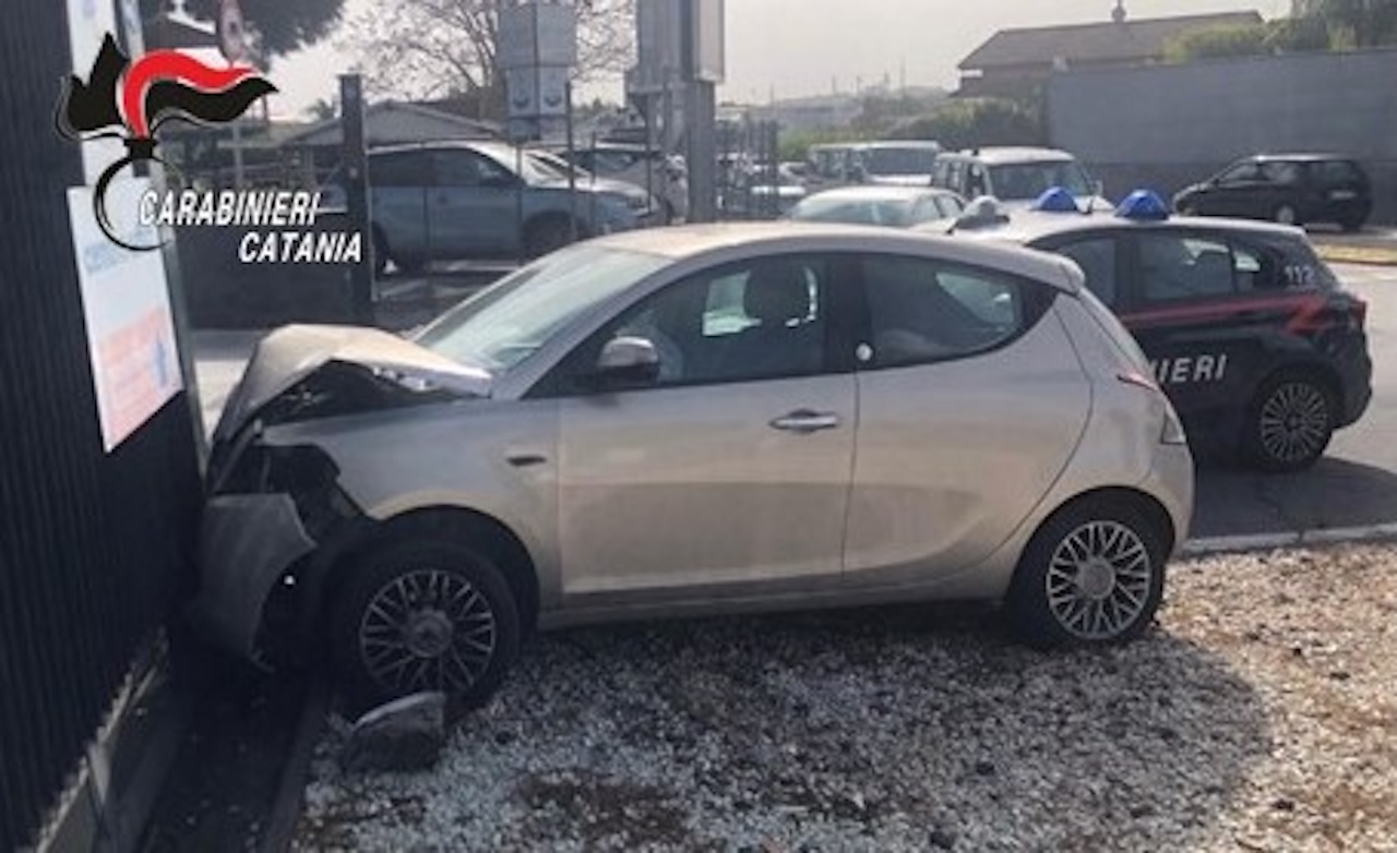 San Giovanni La Punta, non si ferma all’alt e finisce contro un parco commerciale