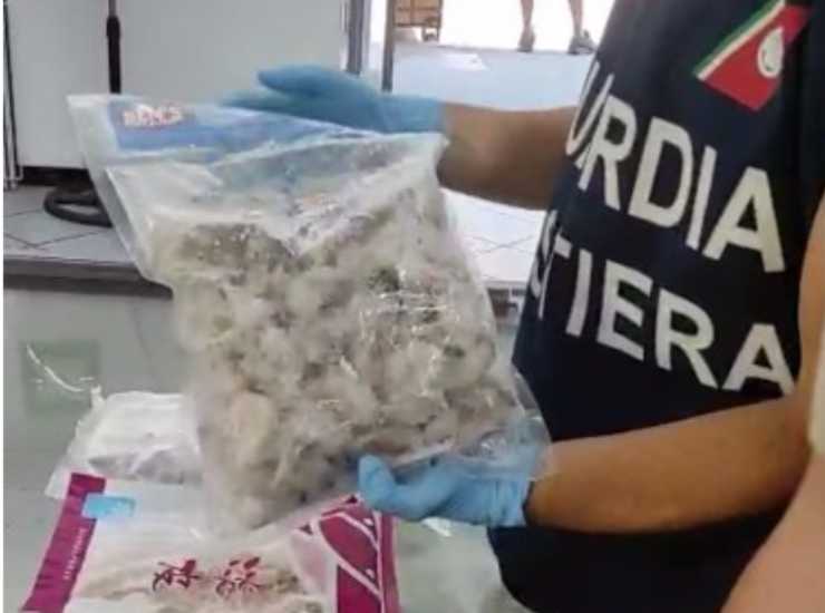 Gli agenti di Polizia all'Ospedale di Caltagirone - NewSicilia