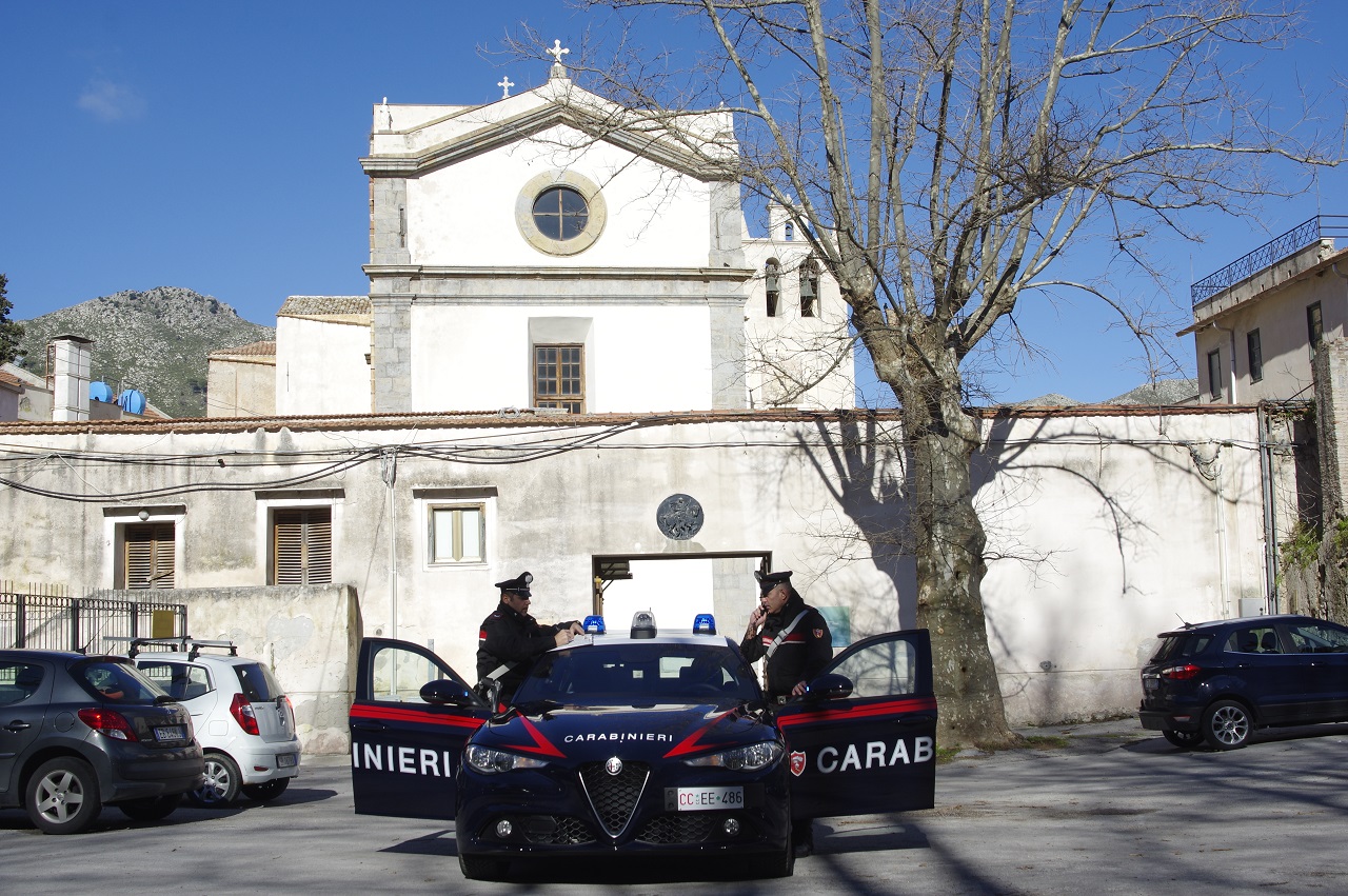 Va a fare la spesa con l’obbligo di soggiorno ma incontra un agente fuori servizio: la sfortuna di un 59enne a Palermo