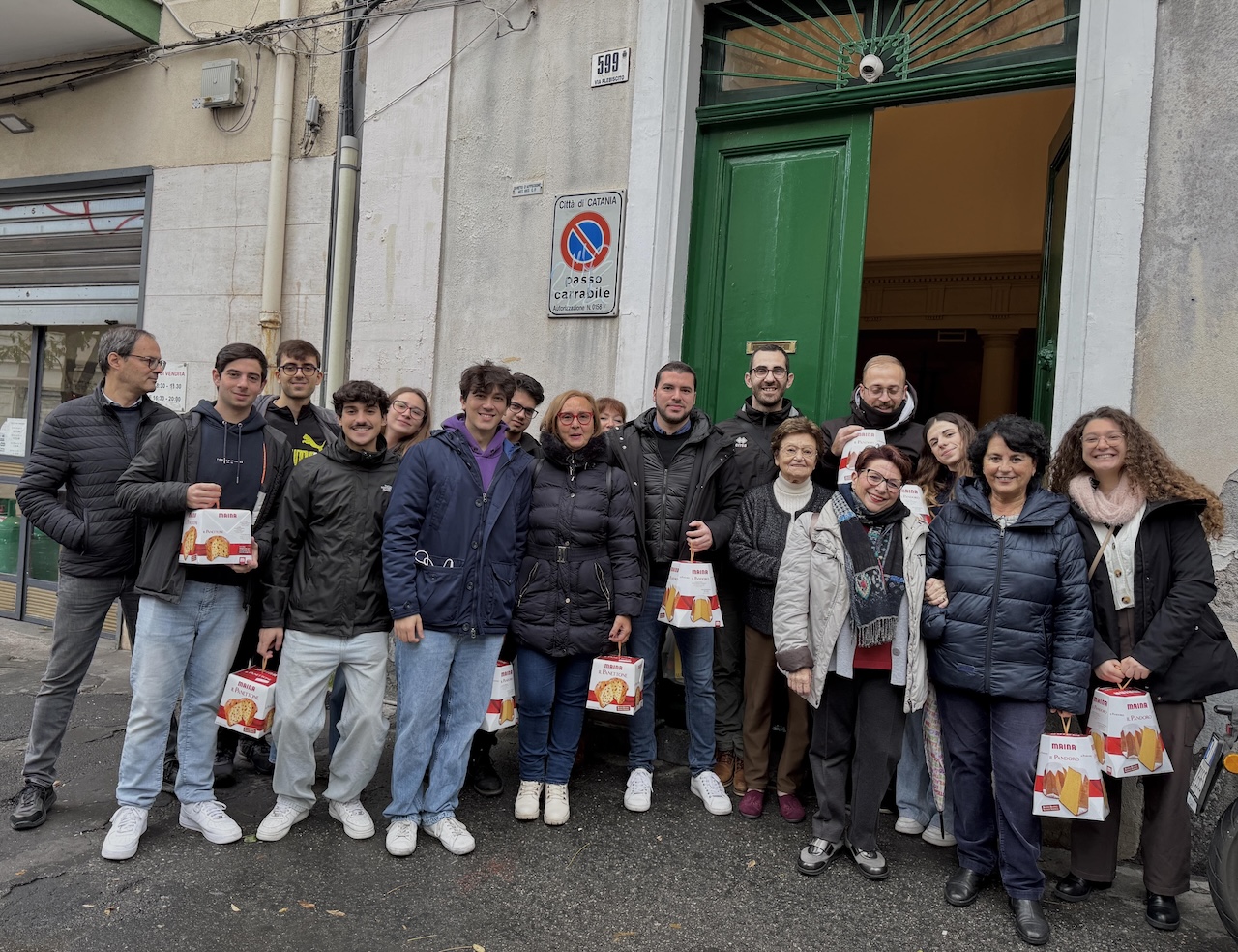 Solidarietà sotto la pioggia: panettoni e generi alimentari distribuiti alle famiglie del quartiere Cappuccini