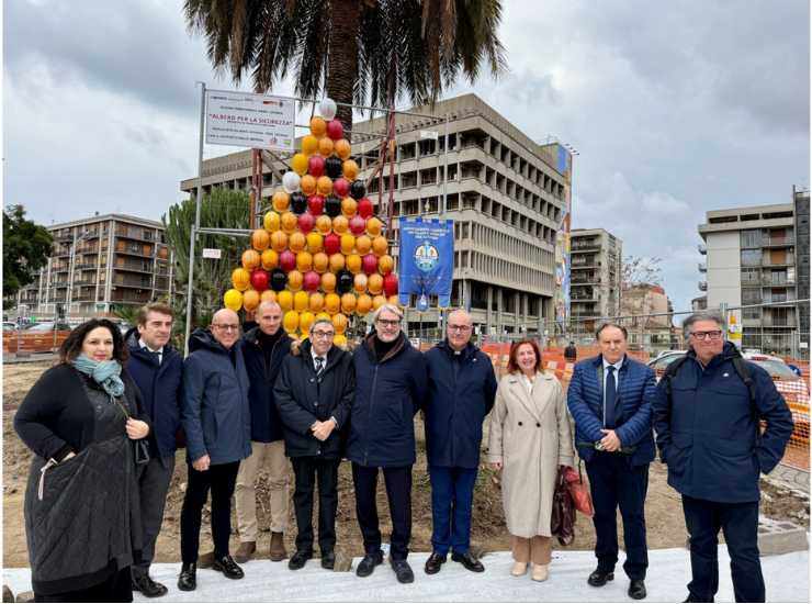 Inaugurato l'Albero per la Sicurezza in Piazza della Repubblica - NewSicilia