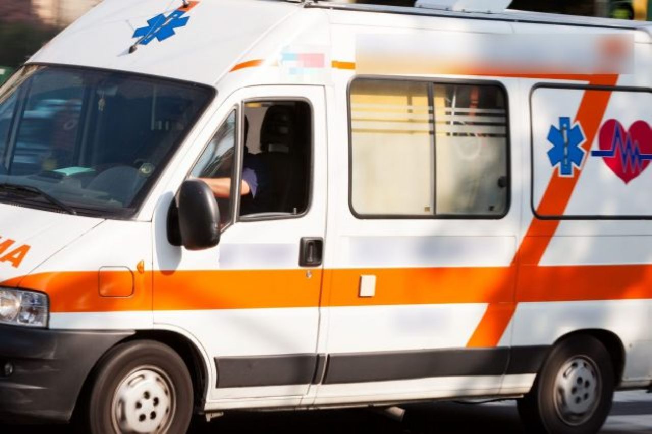 Incidente nel Palermitano sulla SS113, scontro tra due auto e una microcar: sei feriti