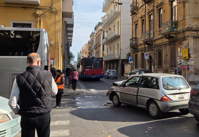 Grande botto in via Plebiscito. Scontro bus-auto, gente in strada
