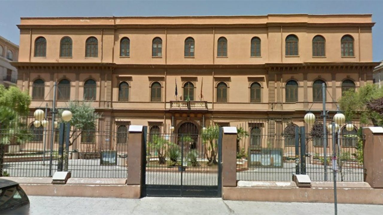 Palermo, “Babbo Natale” estirpa l’edera dell’istituto comprensivo Madre Teresa di Calcutta