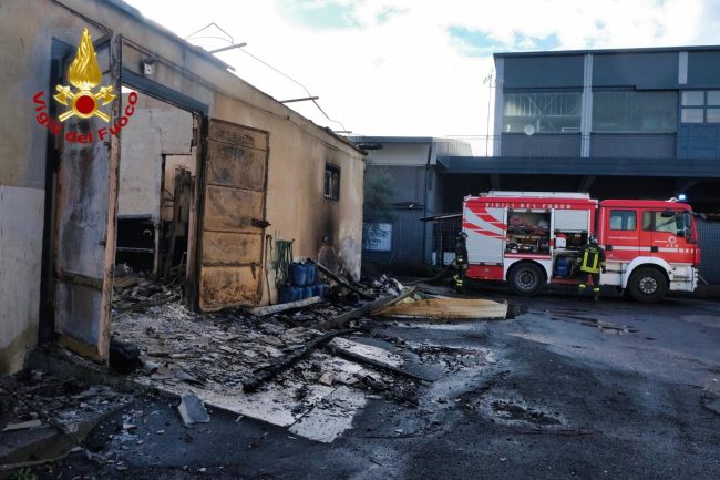 Vasto incendio colpisce la zona industriale di Catania: coinvolti 3 edifici