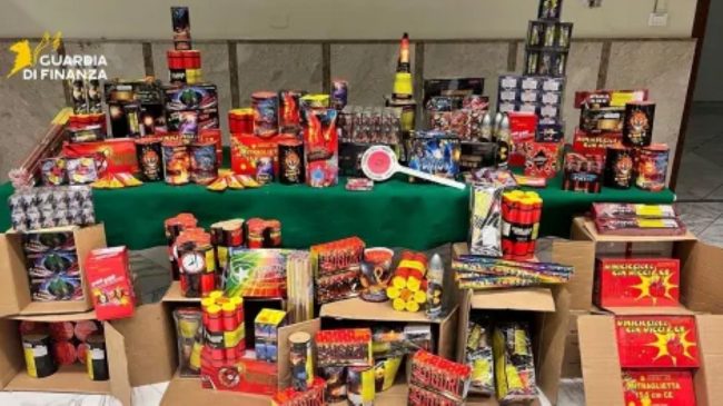 Palermo, sequestrati oltre un milione di addobbi natalizi e 44 mila fuochi d’artificio illegali