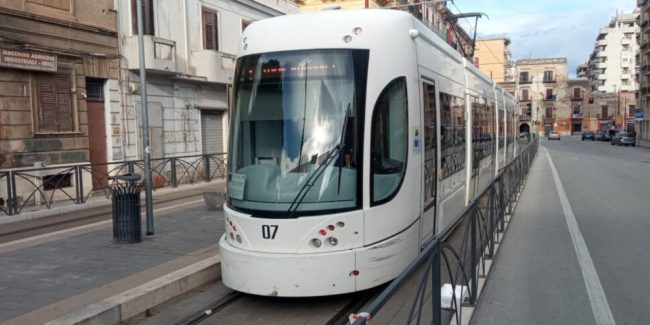 Momenti di paura sul tram a Palermo: sale a bordo armato di coltello e tenta di colpire una donna incinta