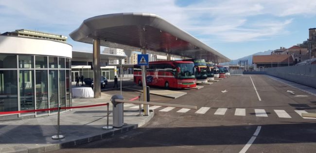 Tragedia a Palermo, donna scende dal pullman e muore