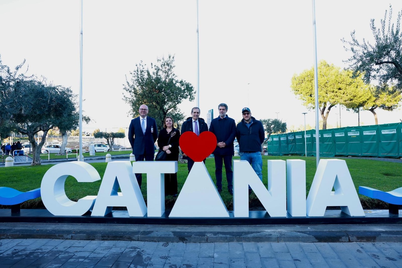 All’Aeroporto di Catania arriva “CATANIA”: un tributo identitario tra Etna e mare