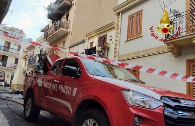 Abitazione in fiamme a Santa Flavia: in salvo 4 persone e un cane