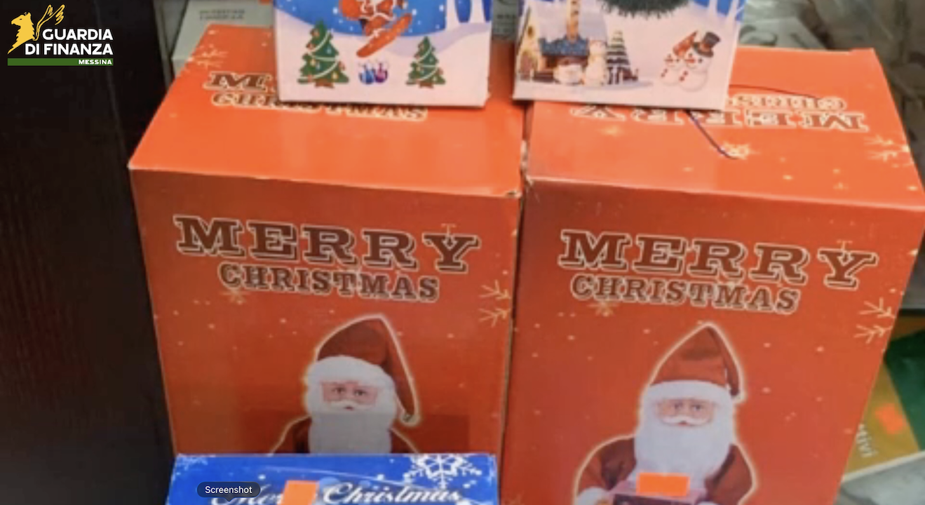Nel Messinese la Finanza fa il Grinch: sequestrati oltre 13mila addobbi natalizi irregolari