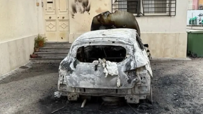 Auto del parroco incendiata nella notte: comunità sotto shock nel Siracusano