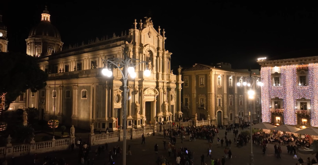 Natale 2025, centro storico affollato per il weekend: oltre centomila presenze tra mercatini, luminarie e shopping