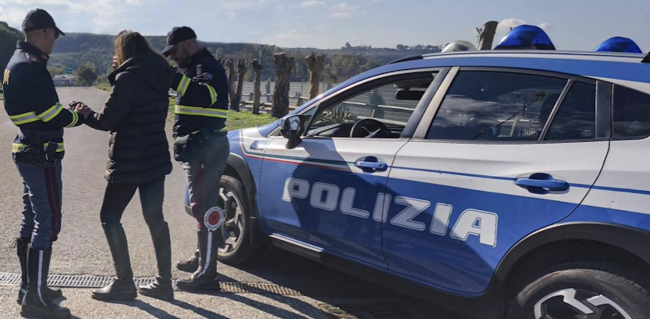 Minaccia azioni autolesioniste in un’area di servizio della A18