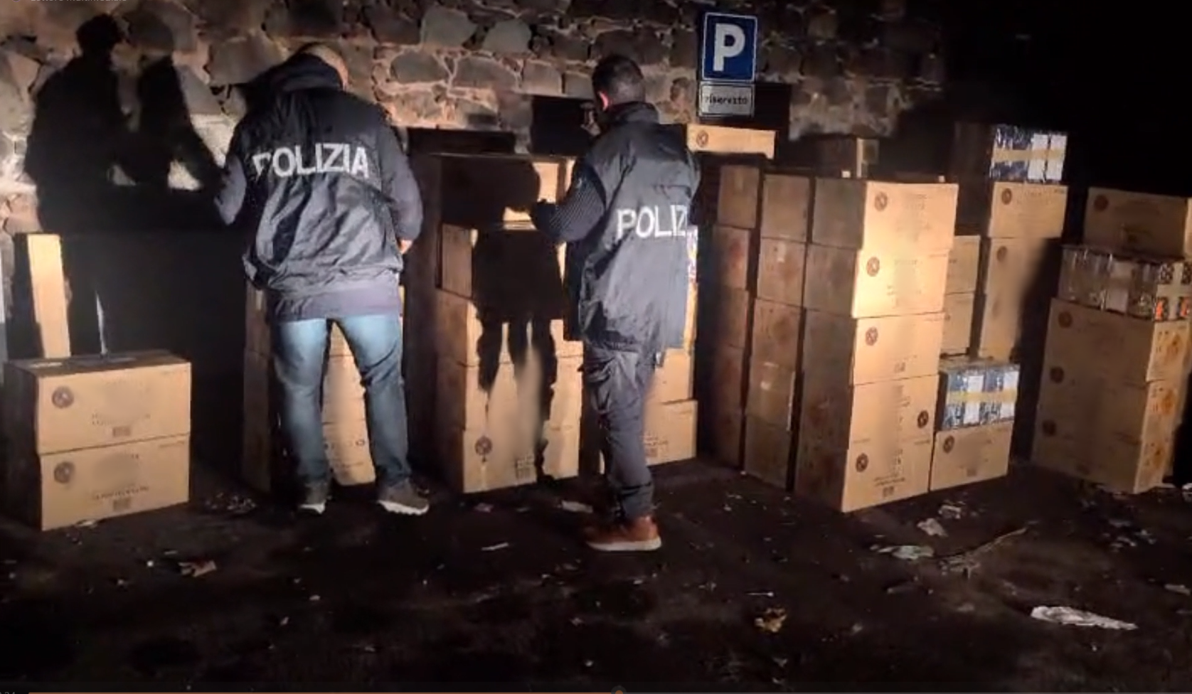 Catania, trasportava 2 tonnellate di fuochi d’artificio illegali nella propria auto: denunciato 60enne – VIDEO