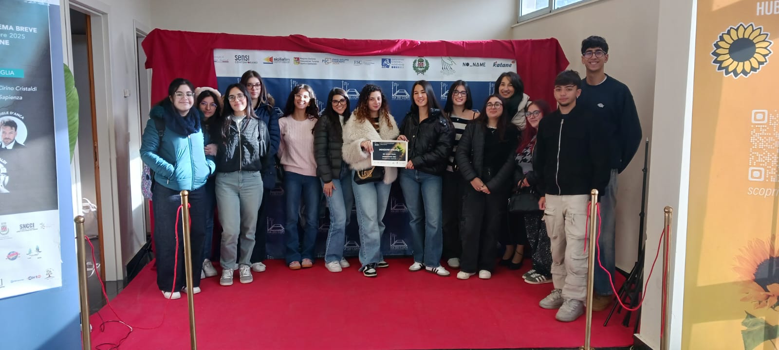 Menzione speciale al Festival “Via dei Corti” per il cortometraggio “Me Direction” dei ragazzi del Liceo Regina Elena di Acireale Menzione speciale al Festival “Via dei Corti” per il cortometraggio “Me Direction” dei ragazzi del Liceo Regina Elena di Acireale