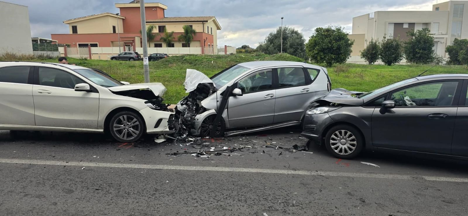 Incidente a Carlentini, scontro frontale tra due auto in via Eschilo