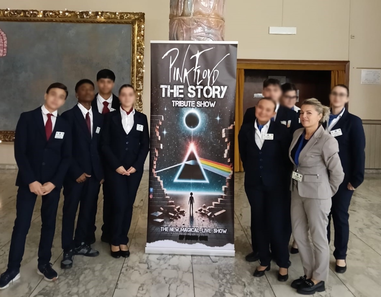 L’IPSSEOA “Karol Wojtyla” di Catania protagonista dei grandi eventi culturali: studenti al Teatro Metropolitan per Pink Floyd – The Story “Tribute Show”