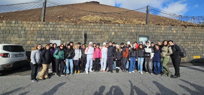 Alla ricerca del “Tèseo Screpolato” sull’Etna: gli studenti dell’Istituto “Rapisardi” di Paternò fanno un viaggio tra arte, natura e fiamma olimpica