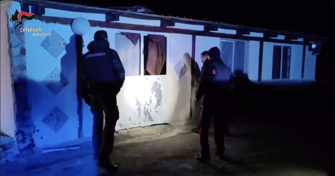 Tentarono di soffocare due anziane durante una rapina in casa: catturati fratello e sorella