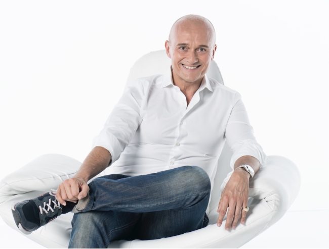 Alfonso Signorini indagato per violenza sessuale ed estorsione: aperta l’indagine