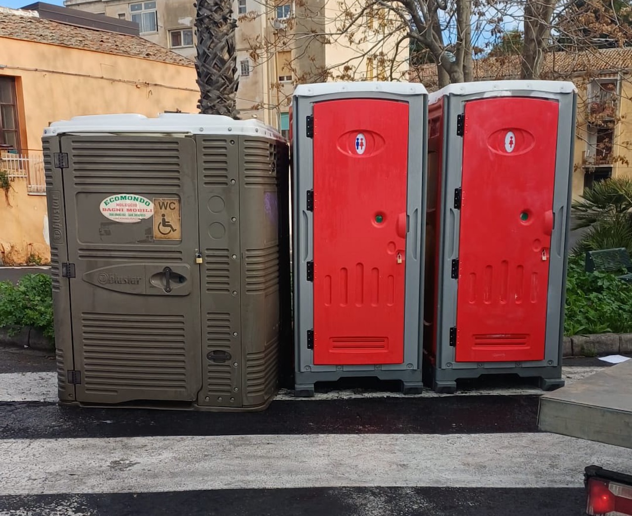 Nuovi bagni chimici nei mercati rionali di Barriera e Canalicchio. «Passo avanti per decoro e dignità»