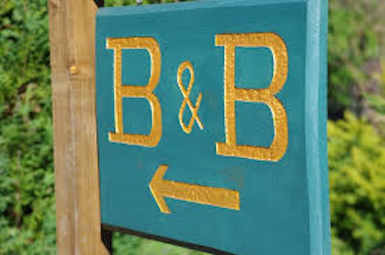 Incendio in un B&B di Acireale, morto un 70enne. Si indaga per suicidio