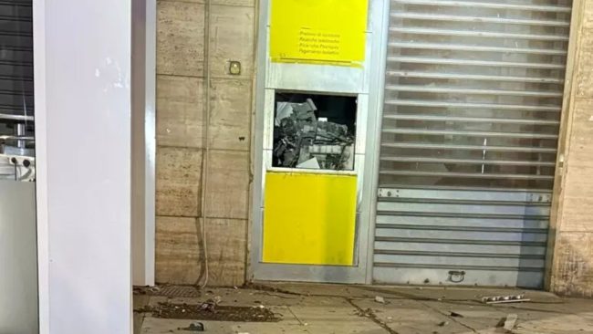 Palermo, assalto esplosivo al Postamat dello Zen: banditi in fuga a mani vuote