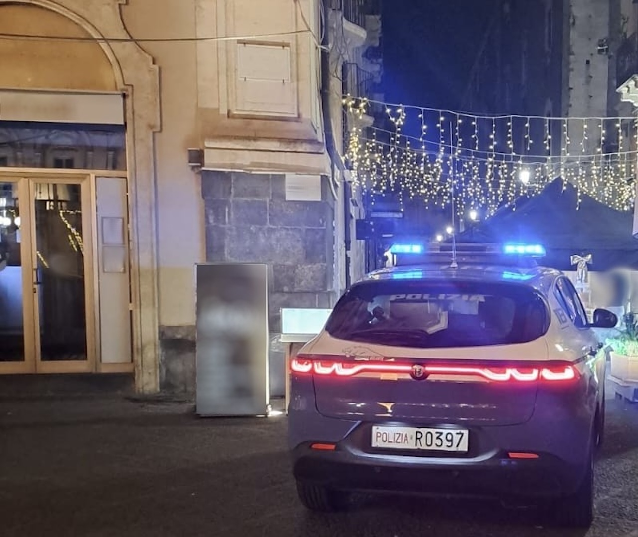 Tra i mercatini di Natale di piazza Università con l’auto: ubriaco guidava nella zona pedonale