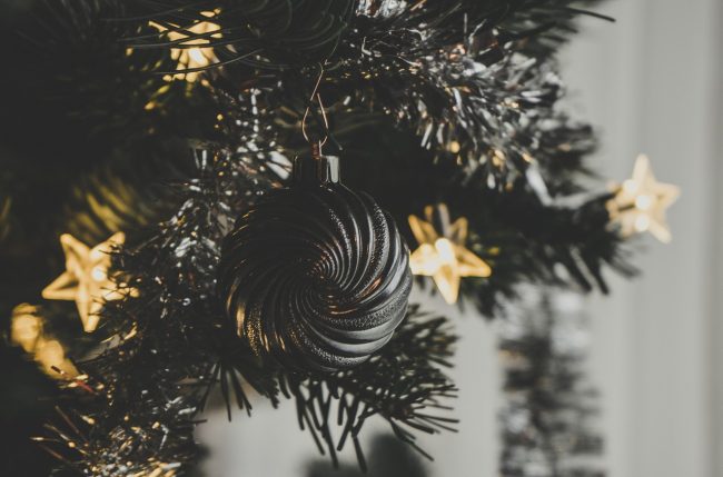 Albero di Natale prende a fuoco e finiscono in ospedale: la serata “da Grinch” a Palermo